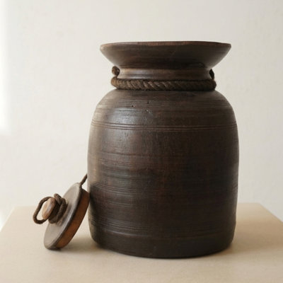 Vintage Inspired Brown Wooden Vase with Rope Accent – Rustic Cottage Home Décor