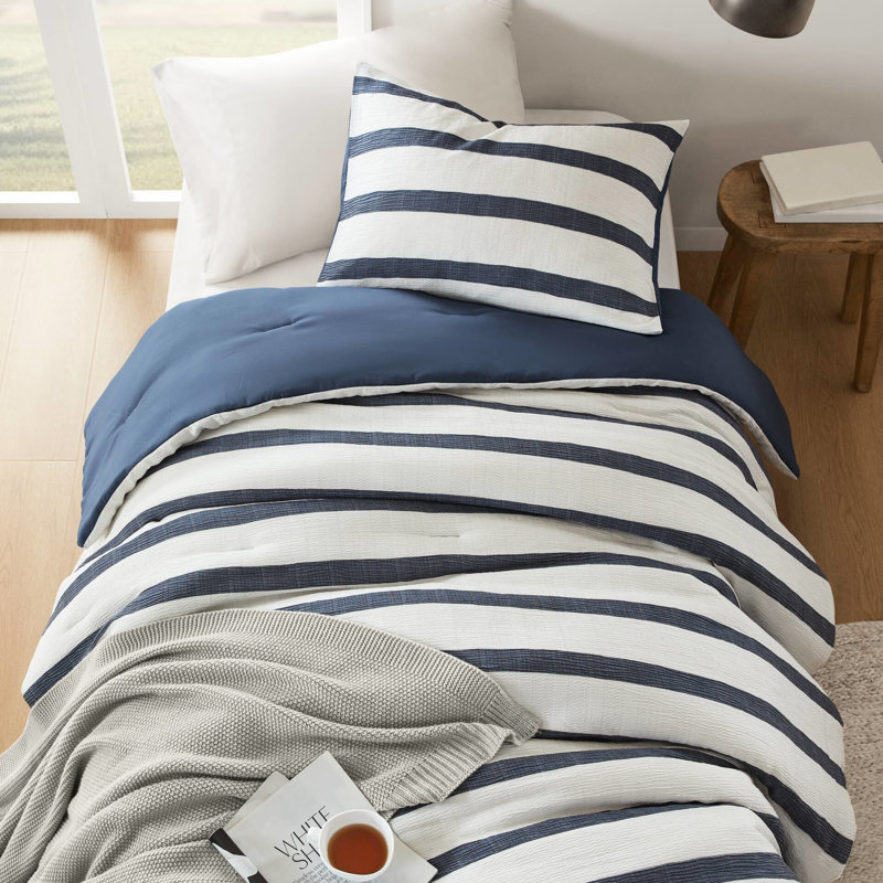 2 édredons rayés bleu / simple TG, offrant tout le confort et un style côtier contemporain avec rayures, texture douce, rembourrage pour un sommeil douillet