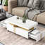 Table basse chic avec plateau en faux marbre, organisation des tiroirs et roulettes, tiroirs de rangement