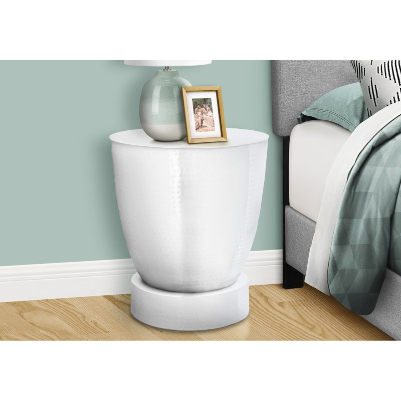 Table d'appoint contemporaine en métal blanc, style tambour, idéale pour les intérieurs modernes avec une touche classique.