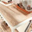 Rangement polyvalent à structure en métal avec finitions en bois et tablettes inclinées pour les petits espaces dans le salon.
