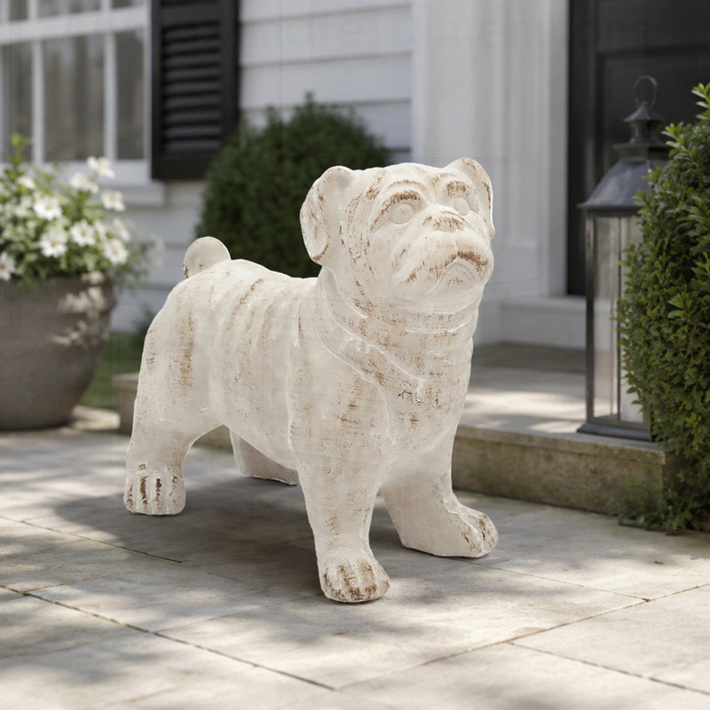 Figurine de bouledogue debout, fabriquée à la main avec une finition beige naturelle, idéale pour une décoration rustique et éclectique.