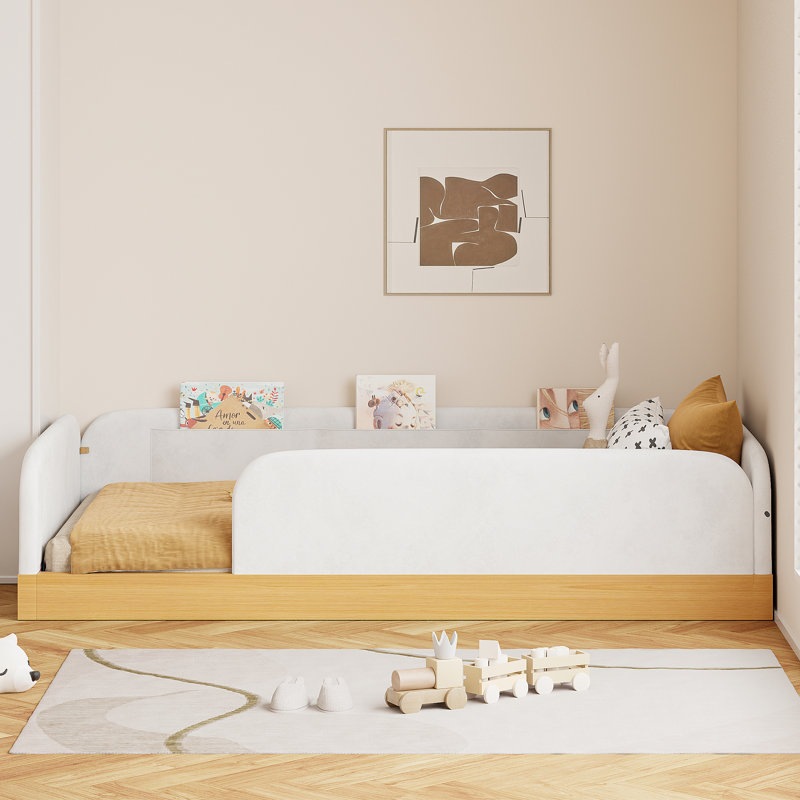 Lit plateforme simple tapissier avec garde-corps et sacs de rangement, velours blanc et bois naturel