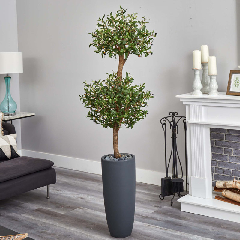Arbre de buis à double plancher artificiel dans un pot de fleurs