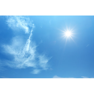 Soleil sur ciel bleu avec nuages parEnter89