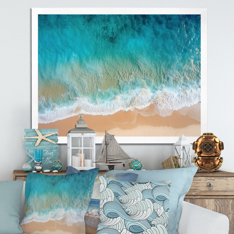 Vue aérienne de la plage bleue «Blue Tranquility» - art mural plage, Cadre de coin blanc fermé, H 34 po x l 44 po x P 1,5 po