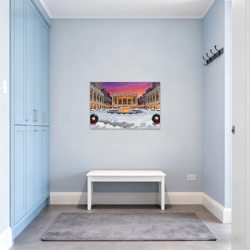 Cour de Noël enneigée avec décorations de Noël, H 12 po x l 18 po