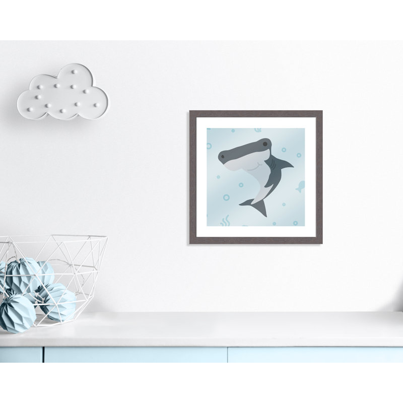 Impression sur papier Happy Hammerhead, H 22,5 po x l 22,5 po x P 0,6 po, Encadré plat à grain de bois gris