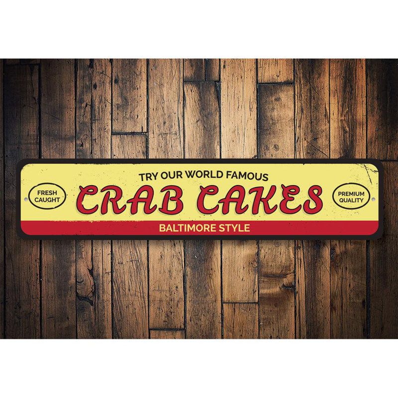 Enseigne en aluminium sur mesure «World Famous Crab Cakes», H 6 po x l 24 po x P 0,06 po