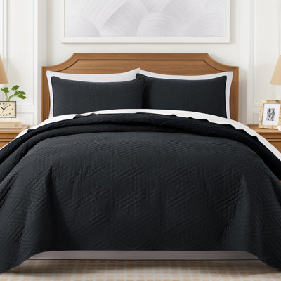 Black Quilt Queen Size With Striped Pattern, Lightweight Soft Summer Thin Microfiber Bedspread & Coverlet Bedding Set For All Seasons - 3 Piece(1 Quilt, 2 Pillow Shams)