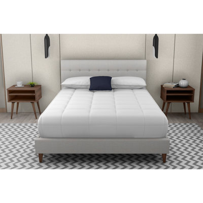Lit tapissier avec 2 tables de chevet