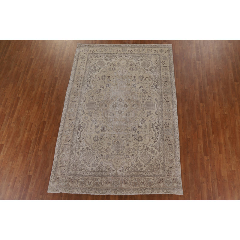 Tapis beige en laine noué à la main de conception unique 6 pi 11 po x 10 pi 3 po années 1970 Rivan
