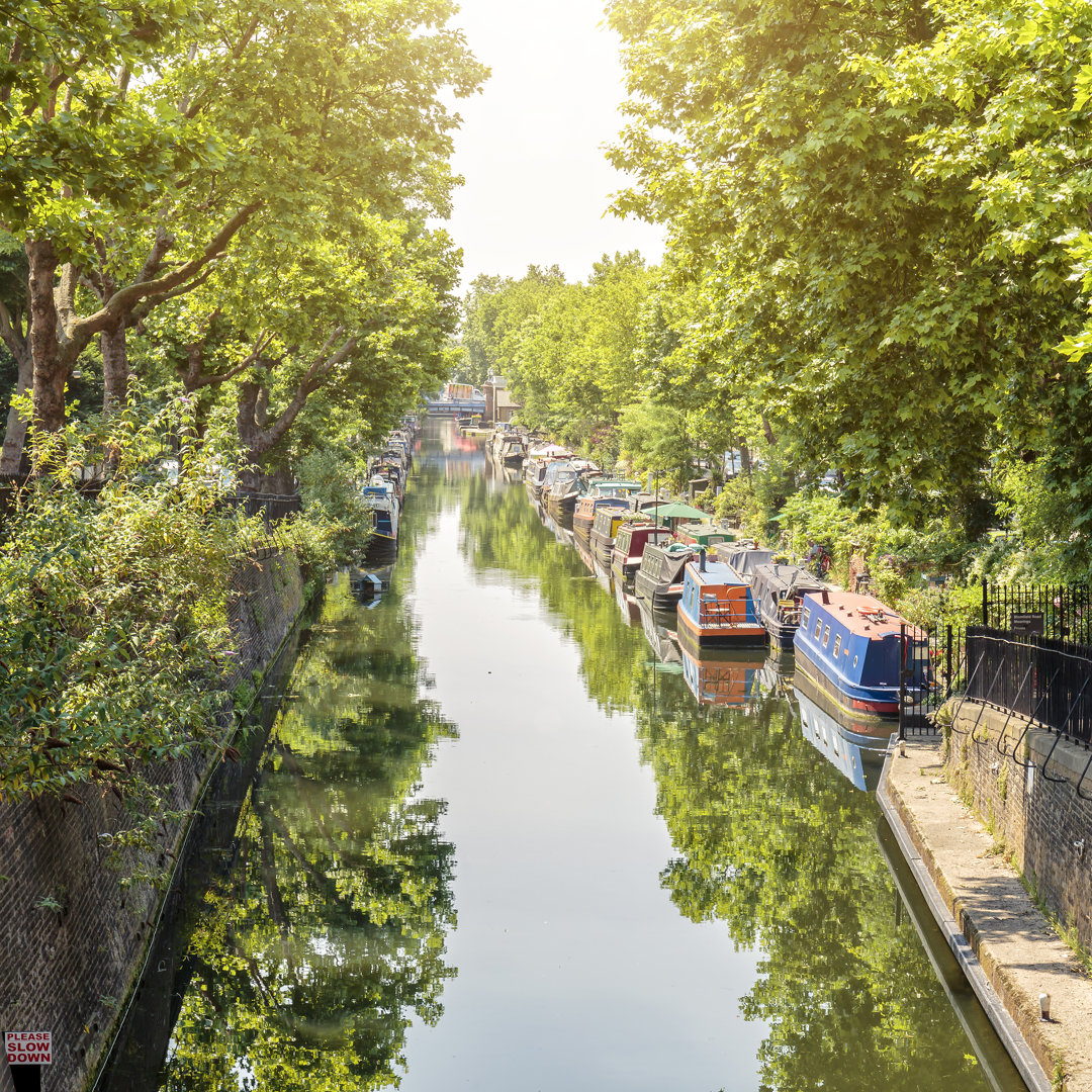 Enge Boote am Regent's Canal in Little Venice London