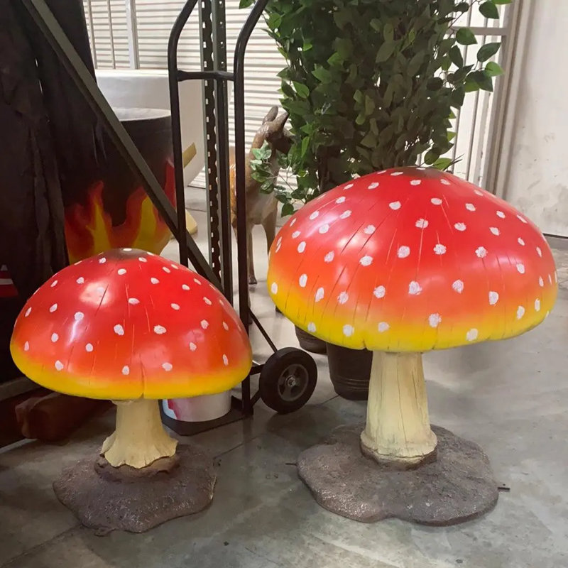 Statue de petit champignon surdimensionné, Blanc / gris / rouge / jaune / brun clair