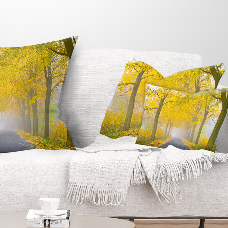 Housse et insert de coussin rectangulaire Misty Road in Autumn Forest