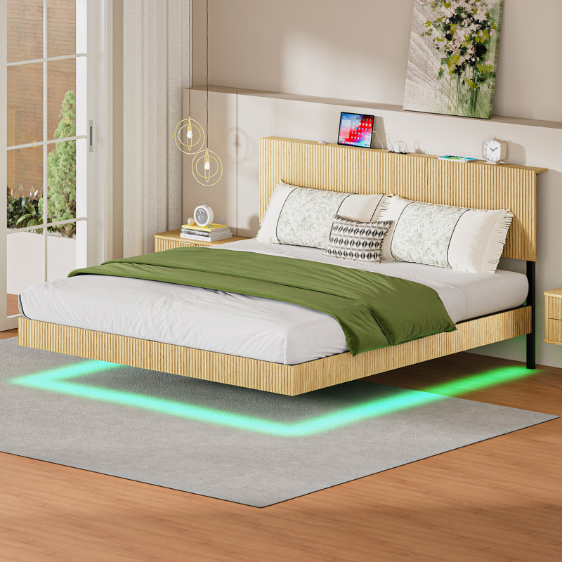 Base de lit flottante moderne Teagan avec lumières DEL, station de charge et tête de lit ondulée