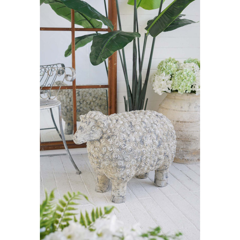 Figurine 1 pièce en forme de mouton au fini blanc patiné et gris, H 18,1 po x l 25,8 po x P 13,2 po