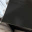 Table de chevet en noir élégant, tiroir et tablette ouverte pour une utilisation organisée au chevet, glissières lisses, fonction de table de rangement, conception compacte à petits espaces à assemblage rapide
