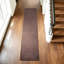 Tapis de couloir coulissant 2 pi x 8 pi brun auto-adhésif-126671408