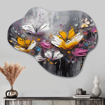 Fleurs avec papillons blancs I - Sculpture murale asymétrique en métal à motif floral