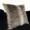 Coussin gris et taupe