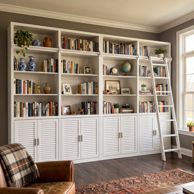 Grande bibliothèque modulaire blanche Pierce 86,6 ", disponible en configurations 1, 2 ou 3 unités avec échelle en bois massif optionnelle, tablettes ouvertes à 4 niveaux et portes d'armoire à persiennes