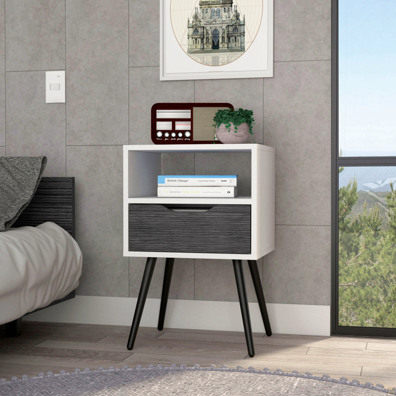 Table de chevet, plateau supérieur, une tablette ouverte, un tiroir, quatre pieds