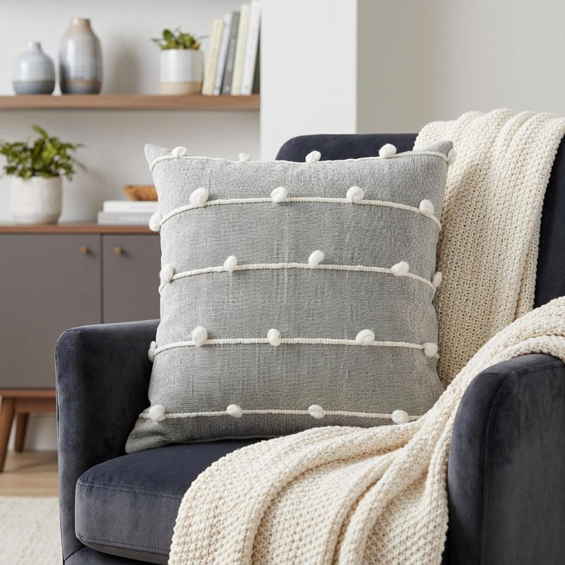 Housse de coussin détaillée gris foncé