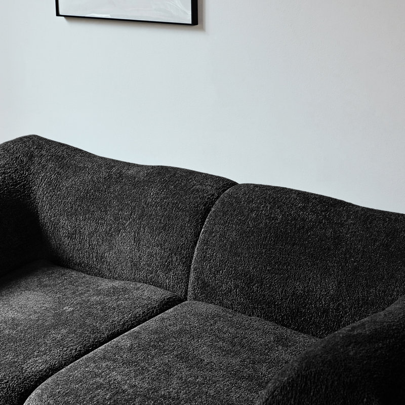 Canapé 2 places en velours avec coussins moelleux, rembourrage en mousse, idéal pour les petits espaces. Style moderne et épuré. Tissu respirant. Parfait pour les petits salons.