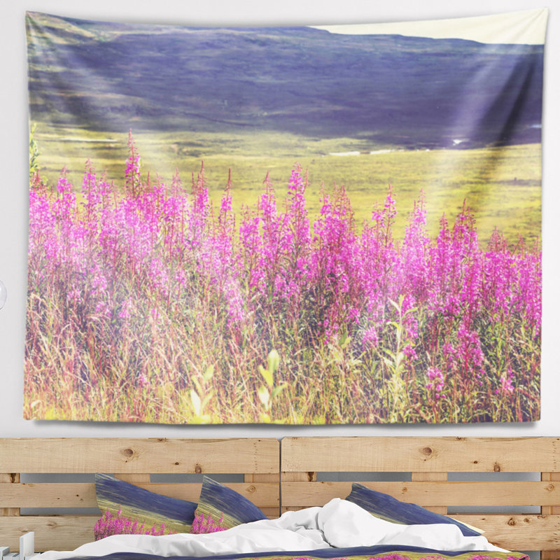 Tapisserie de fleurs mauves florales en pâturage de montagne, H 68 po x l 80 po