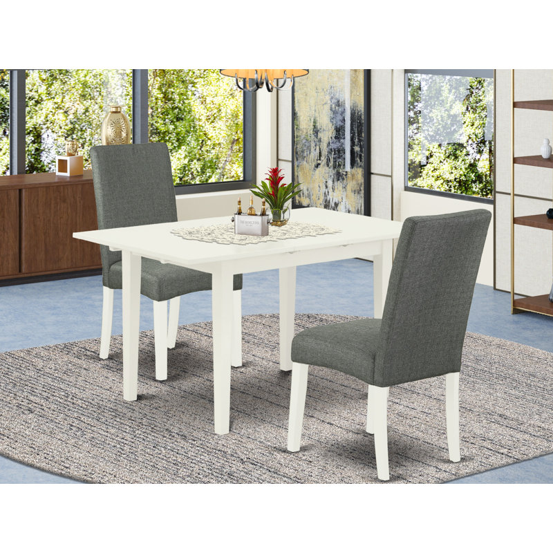 L'ensemble de table et de chaises de cuisine 3 pièces comprend une table de salle à manger rectangulaire avec rallonge papillon et 2 chaises Parsons en tissu gris, lin blanc