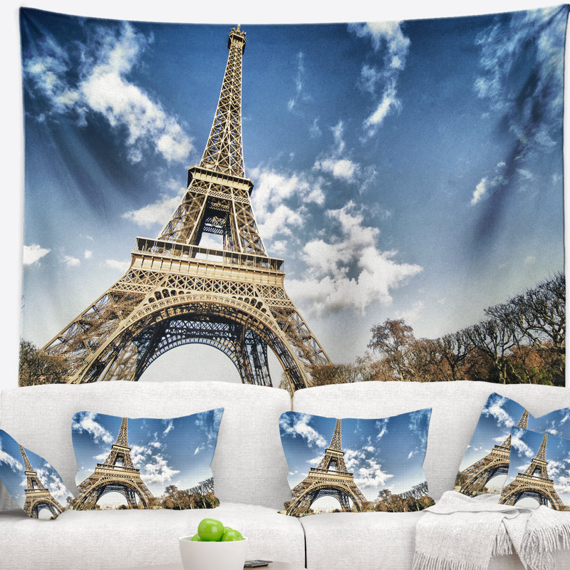 Tapisserie Eiffel sous un ciel nuageux foncé, H 50 po x l 60 po
