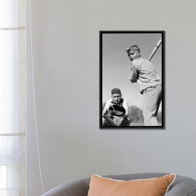 «1950s Teen Boy at Bat with Catcher Crouching Be derrière him», reproduction de photo sur toile tendue