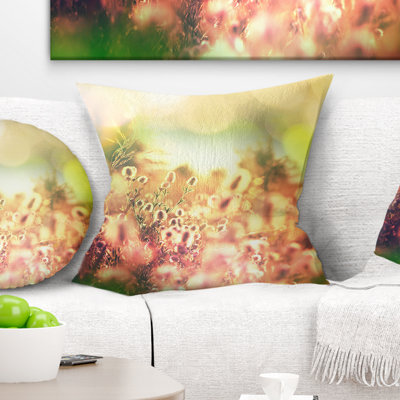 Adorables fleurs d'été sur un pré - coussin à imprimé floral