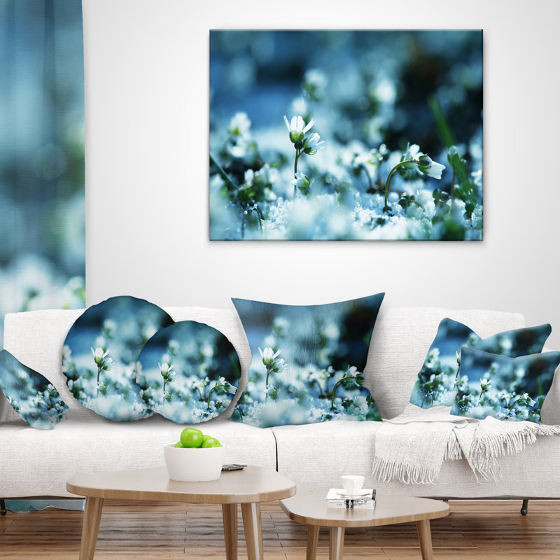 Petites fleurs blanches sur fond bleu - Coussin décoratif à imprimé floral, 16 po x 1 po, Floral 2