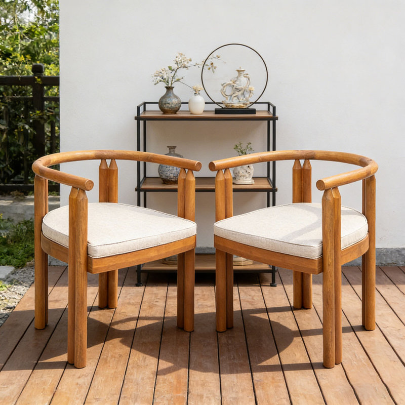 Chaise en bois avec accoudoirs