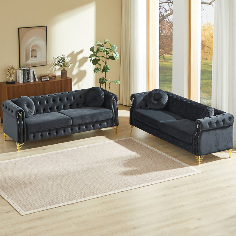 Canapé Chesterfield en velours avec deux coussins ronds, avec des clous en cuivre et des boutons capitonnés, avec des pieds en métal. La conception en boucle permet de suspendre des ornements de dessins animés.