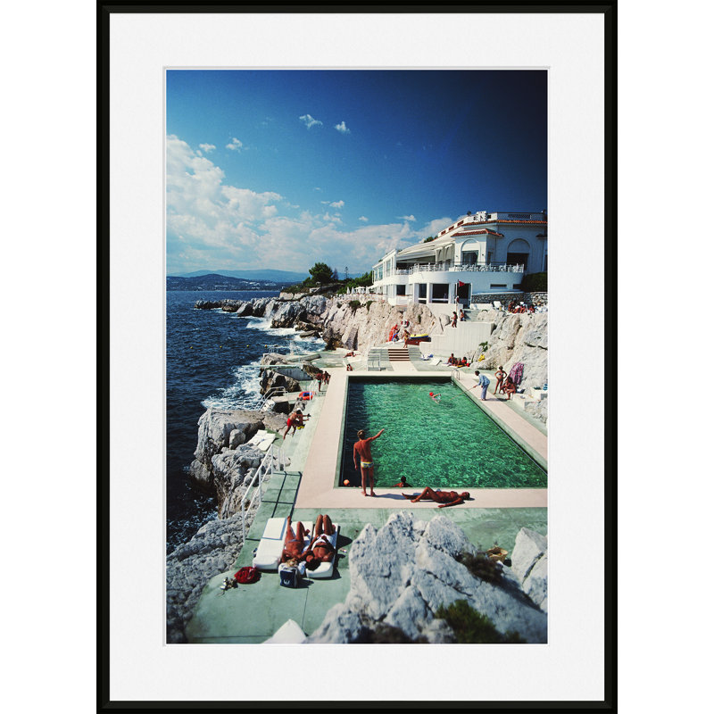 Hotel Du Cap Eden-Roc par Slim Aarons - Photographie de cadre unique, H 23 po x l 31 po x P 1,75 po, Noir