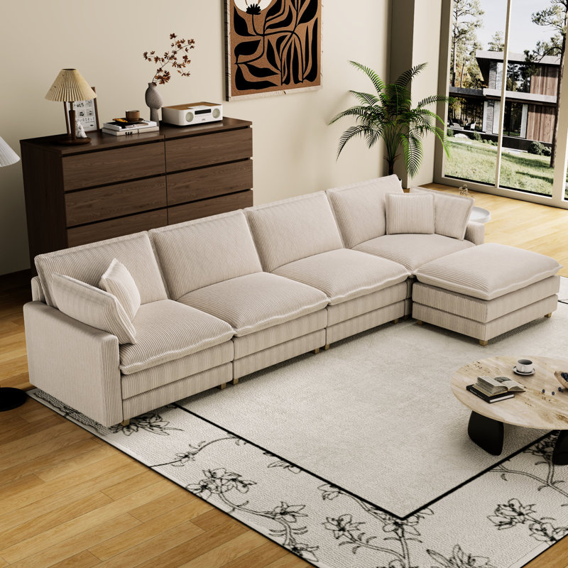 Canapé de salon beige avec assise profonde - Détendez-vous dans un style moderne avec coussins