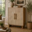 Armoire d'appoint Dally avec 2 portes sculptées, bois de manguier blanchi 45 po