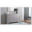 Commode Lorana G6500-D avec finition texturée en relief et poignées de tiroir chromées, combinant élégance traditionnelle et luxe moderne.