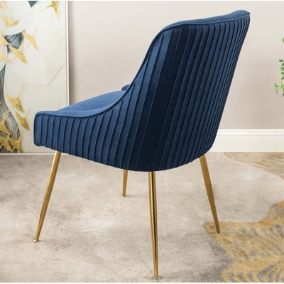 Chaise rembourrée en velours avec pieds dorés, décor confortable et élégant pour les intérieurs modernes