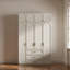 Garde-robe minimaliste moderne de couleur crème