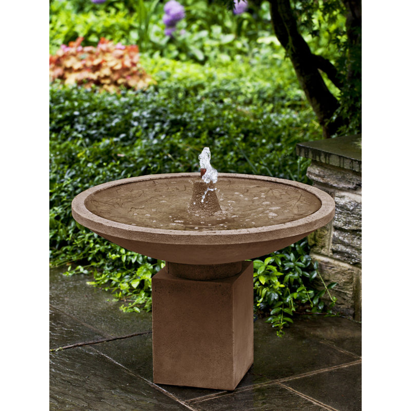 Fontaine d'automne à feuilles de pierre, Pierre calcaire vieillie