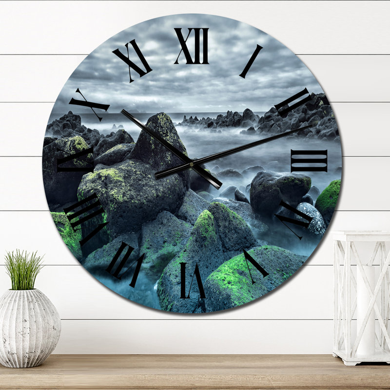 Vagues de mer impactant un rocher sur la plage - horloge murale nautique et côtière, Petit