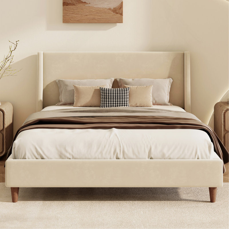Lit plateforme tapissier moderne en velours beige avec tête de lit à oreilles et pieds en bois de noyer, aucun sommier nécessaire