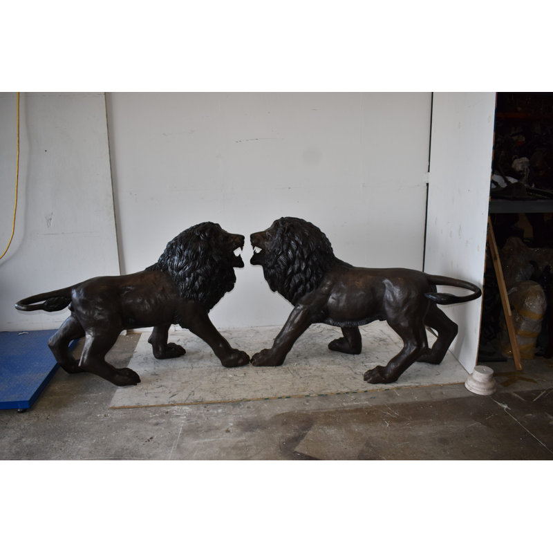 Une paire de grands lions marchant côte à côte en bronze, taille: 24 po x 60 po x H 41 po
