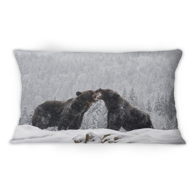 Combat de deux ours bruns en folie dans la forêt d'hiver - Coussin décoratif traditionnel imprimé 1