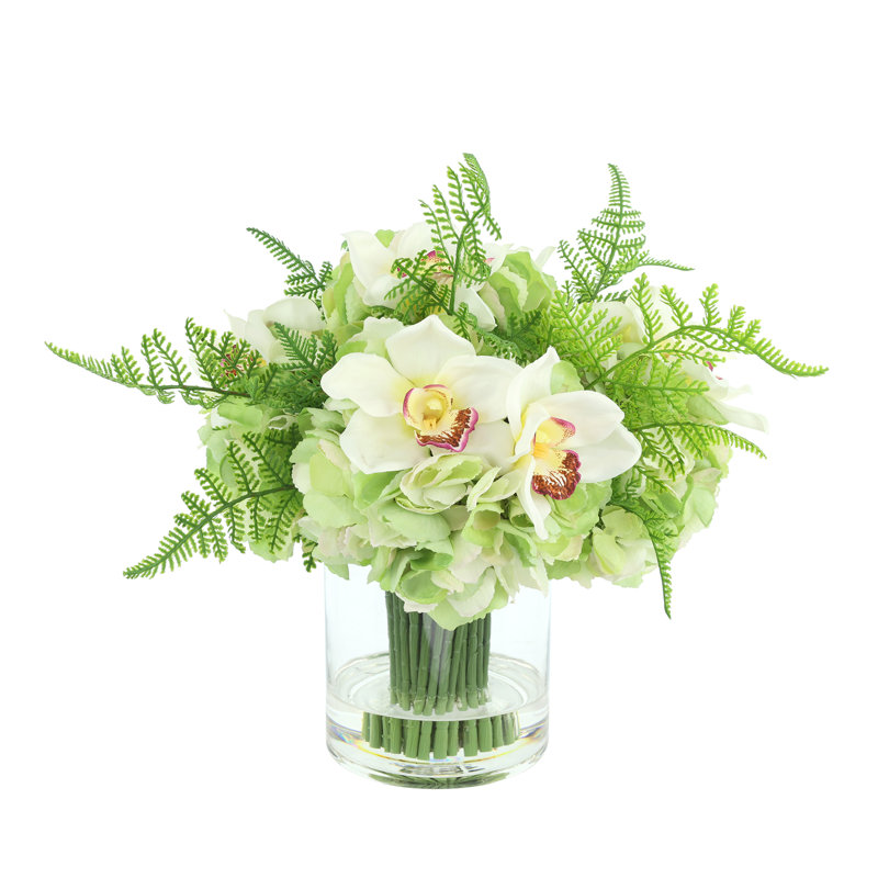 Hortensia et fougère dans un vase