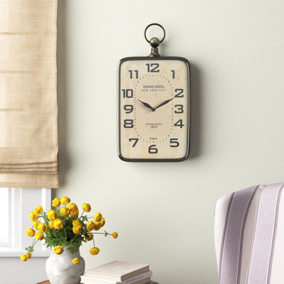 Horloge murale rectangulaire en métal avec poignée en bois